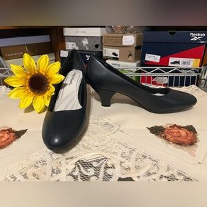 NWOT: Easy Street, sz 10 Navy classic pump with generously padded insole